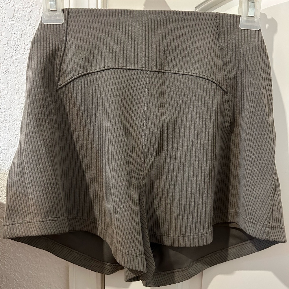 Lululemon NEVER WORN Ribbed Soft-stream high rise short 2”